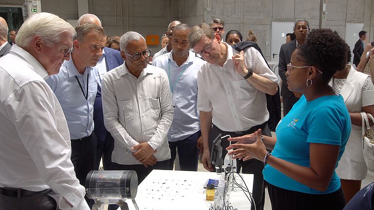 At the Ocean Science Centre Mindelo, Federal President Steinmeier gained insights into research in the region. Photo: Edson Silva Delgado, GEOMAR Bundespräsident Steinmeier am Ocean Science Centre Mindelo