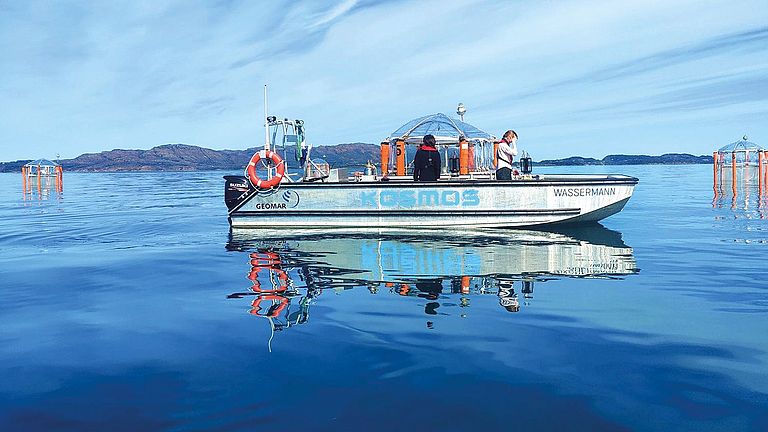 Sampling Day: Jeden zweiten Tag Fahrt werden mit dem Boot Wasserproben an den Mesokosmen genommen. 