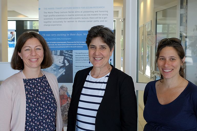 Prof. Dr. Katja Matthes (links) und Prof. Dr. Christa Marandino (rechts) vom GEOMAR Women's Executive Board begrüßen Anya M. Waite (Mitte). Foto: Jan Steffen/GEOMAR Prof. Dr. Katja Matthes (links) und Prof. Dr. Christa Marandino (rechts) vom GEOMAR Women's Executive Board begrüßen Anya M. Waite (Mitte). Foto: Jan Steffen/GEOMAR