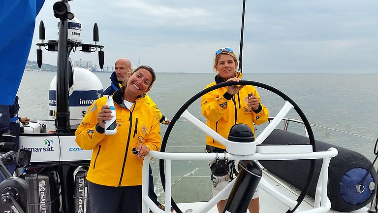 Die Skipperin der "Turn the Tide on Plastic, Dee Caffari (li.). Boat Captain Liz Wardley (re.) kümmert sich während der Rennen auch um die installierte Sensorik. Foto: Sören Gutekunst, GEOMAR Die Skipperin der "Turn the Tide on Plastic, Dee Caffari (li.). Boat Captain Liz Wardley (re.) kümmert sich während der Rennen auch um die installierte Sensorik. Foto: Sören Gutekunst, GEOMAR