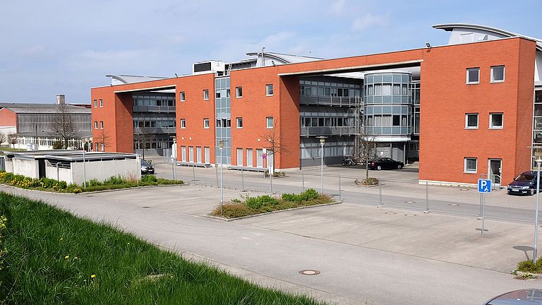 Anfang 2015: Ehemaliger Parkplatz vor dem Gebäude 8. 